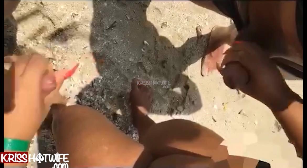 Nesse delicioso vídeo mostro o dia que sentei gostoso na rola enorme e grossa de um fã que conheci na praia , foi tanto tesao que fodemos ali na areia mesmo