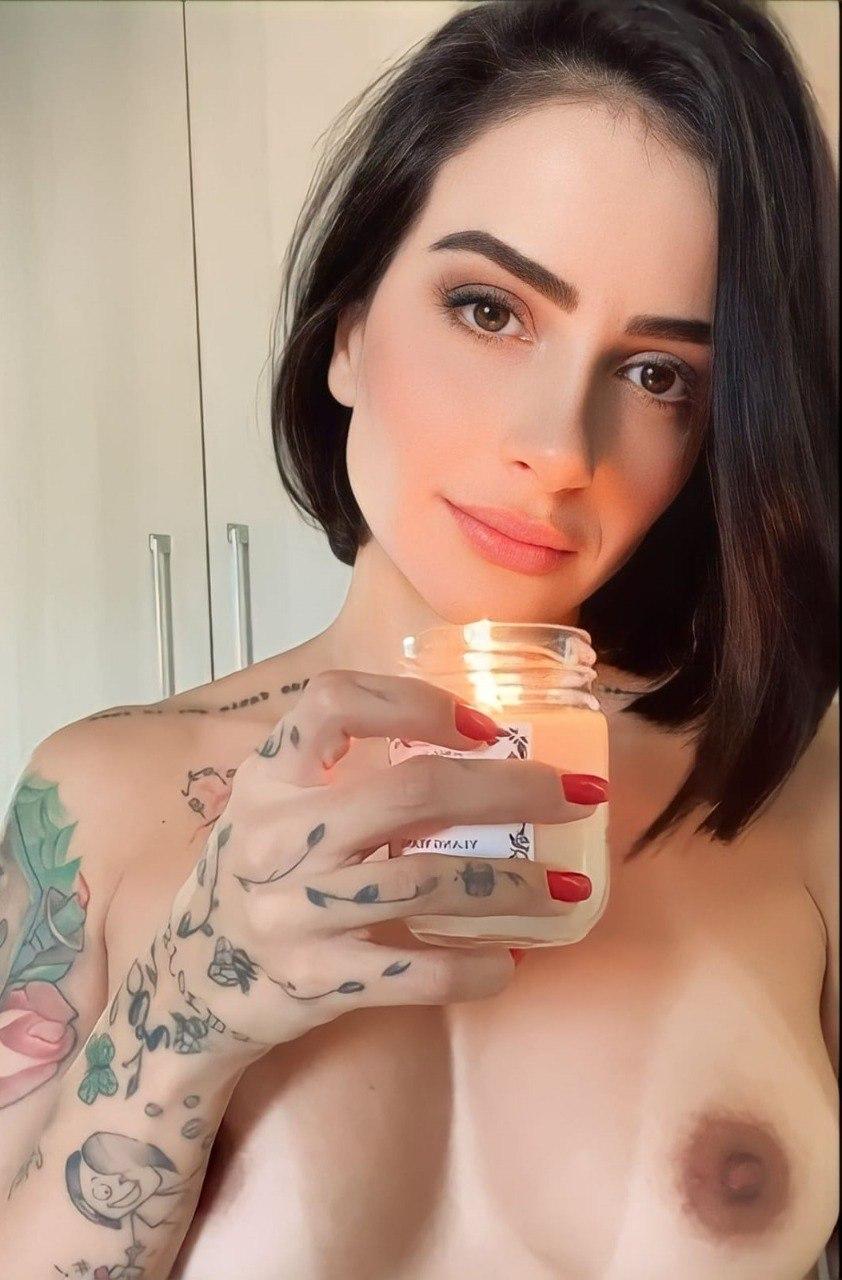 Sabia que eu amo receber massagem? Comprei essa vela deliciosa pensando na próxima vez que alguém for percorrer as mãos pelo meu corpo. Gosta de ver minha pele macia e luminosa enquanto acaricio meus seios? Eu queria que fosse você…